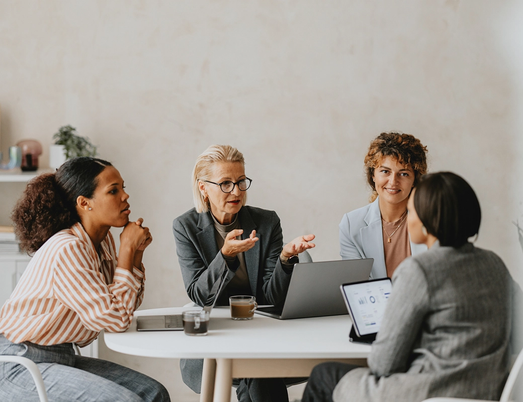 Offenes Büro mit Menschen, die an Computern arbeiten Offenes Büro mit Menschen, die an Computern arbeiten