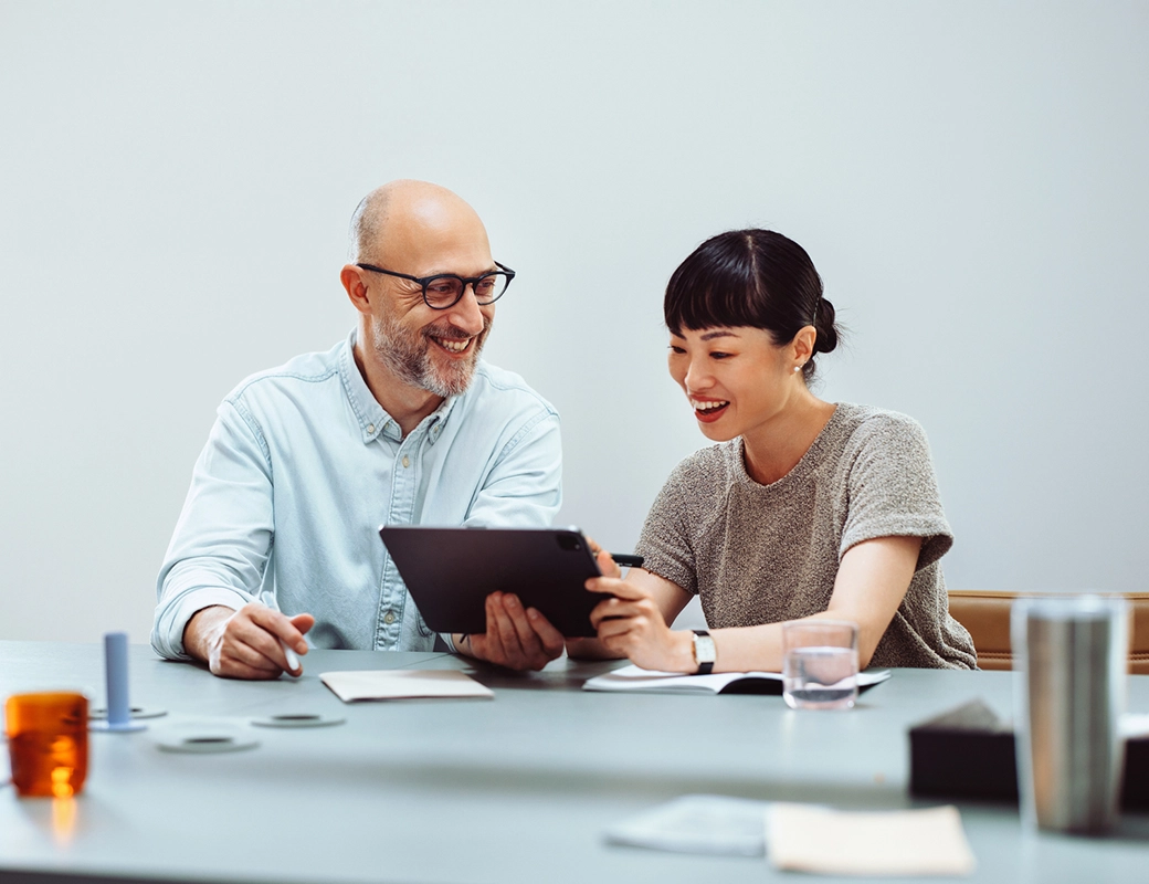 Gebäude aus Stahl und Glas, umgeben von Bäumen und Treppe Gebäude aus Stahl und Glas, umgeben von Bäumen und Treppe