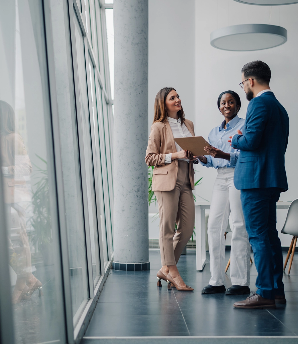 Menschen arbeiten an Computern in modernem Büro mit Pflanzen Menschen arbeiten an Computern in modernem Büro mit Pflanzen