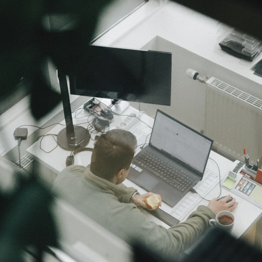 Arbeiten im Büro während Steuerklassenanpassungen geprüft werden