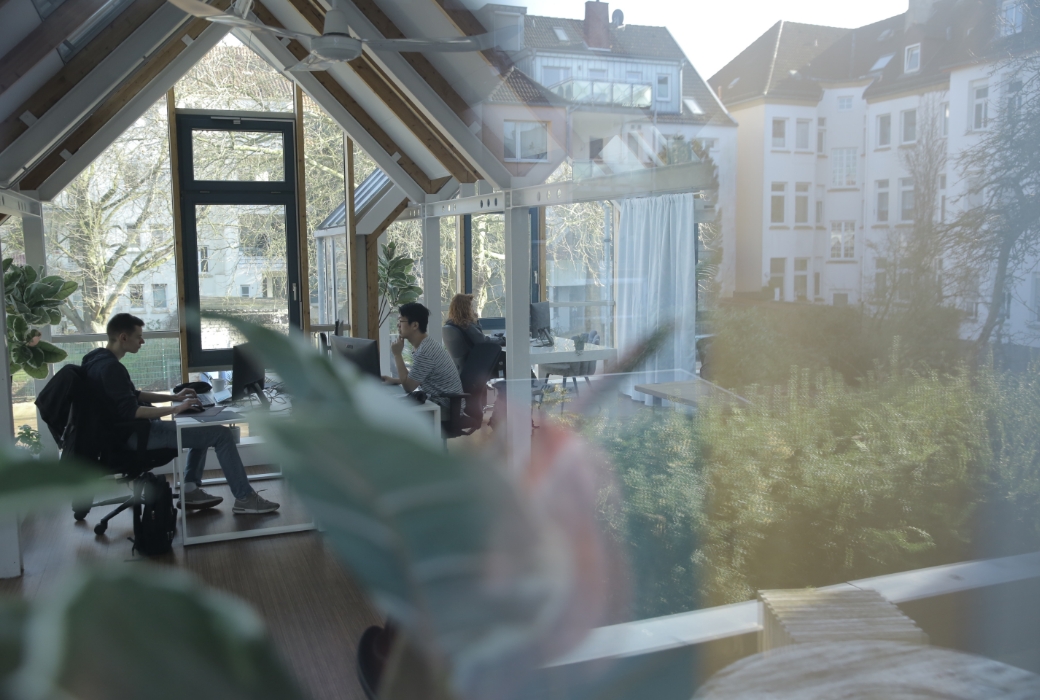 Moderner Arbeitsplatz zur Steuerklassen Berechnung