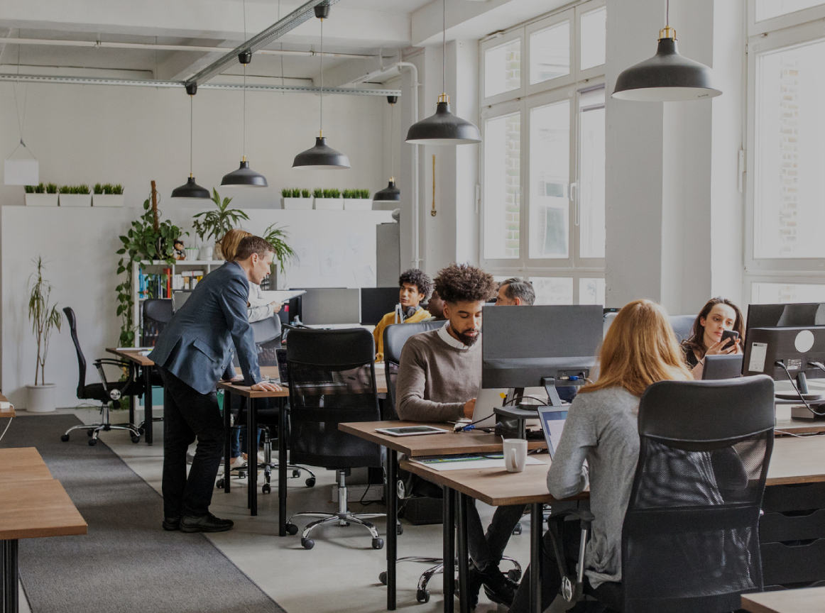 Geschäftsleute in moderne Büroflächen