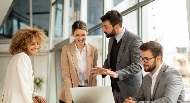 Eine Gruppe multiethnischer Geschäftsleute arbeitet im Büro zusammen.