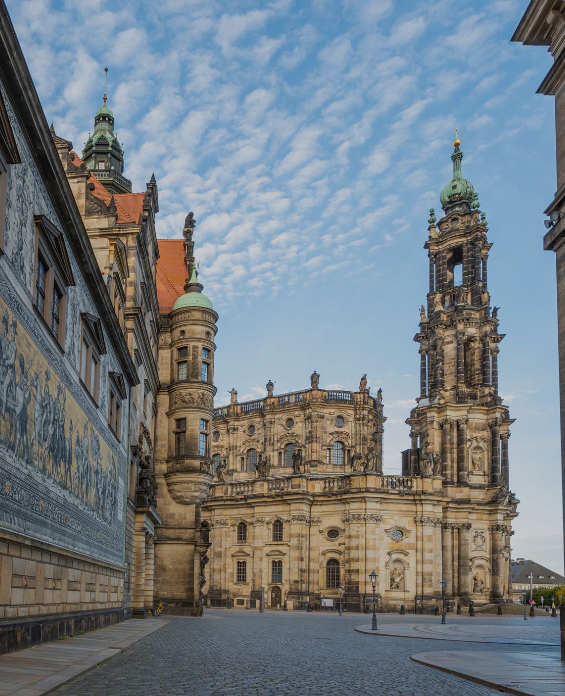 Der Dresdner Dom und das Wandgemälde Fürstenzug
