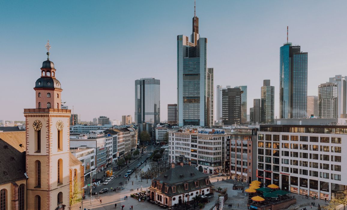 Frankfurter Skyline mit St. Catherines Church, Hauptwache und Bankenviertel