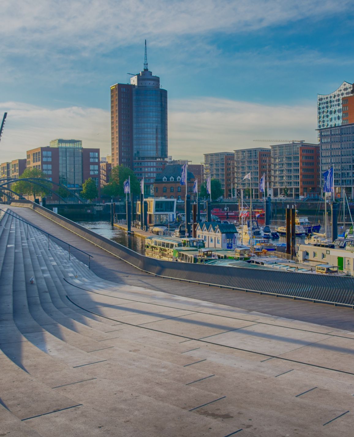 Elbpromenade und Hamburger Hafen