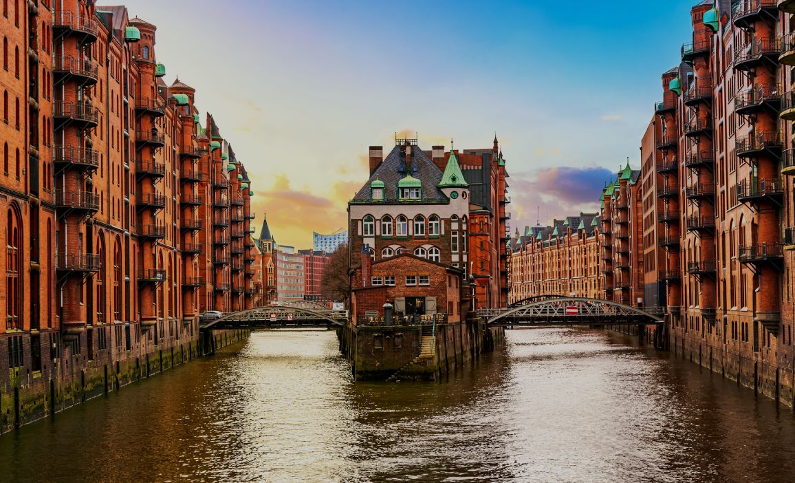 Das Lagerviertel Speicherstadt bei Sonnenuntergang in Hamburg