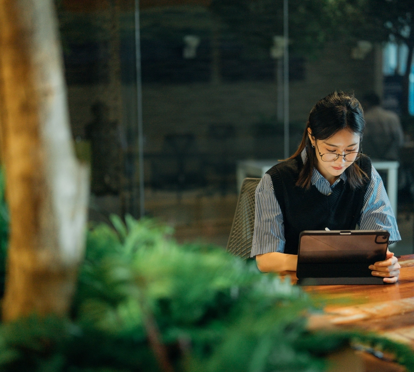 Frau arbeitet im grünen Büro