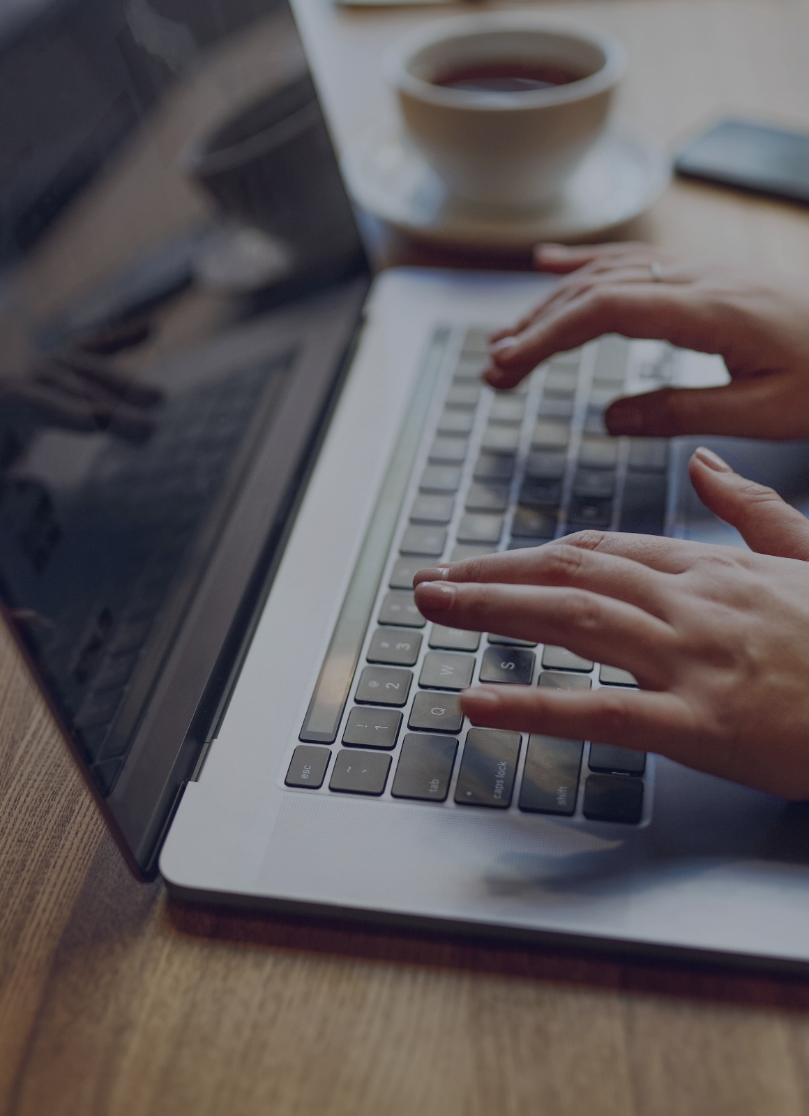 Nahaufnahme einer Frau, die auf einem tragbaren Computer im Internet surft